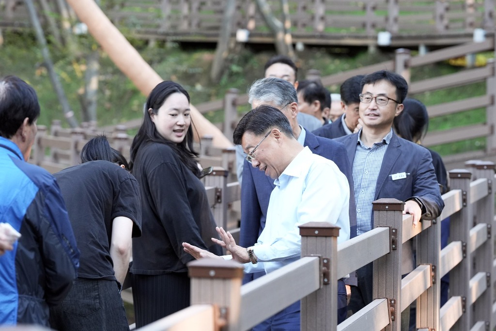 신상진 성남시장이 대원공원 내 테마공원 개장식에 참석해 시민들과 인사를 나누고 있다..jpg