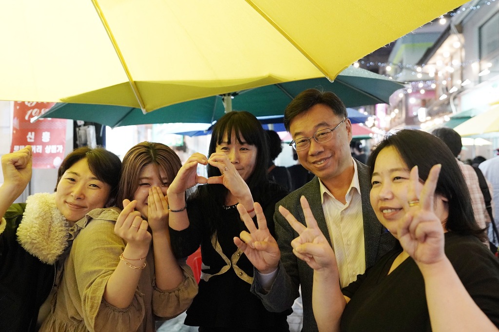 신상진 성남시장이 신흥로데오 별빛 감성 골목에서 시민들과 기념촬영을 하고 있다..jpg