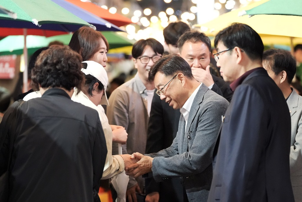 신상진 성남시장이 야맥축제에서 시민들과 소통하고 있다 (2).jpg