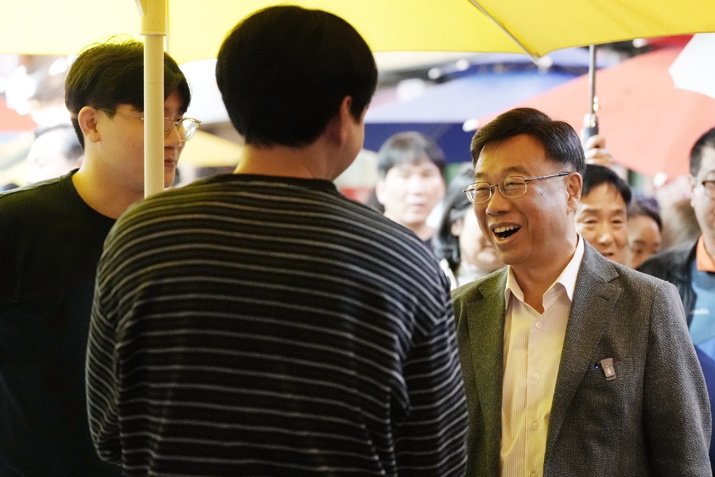 신상진 성남시장이 야맥축제에서 시민들과 소통하고 있다.jpg