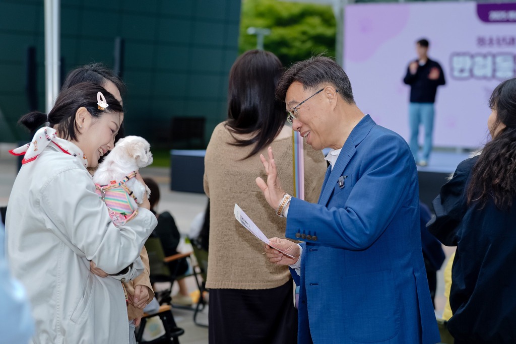 신상진 성남시장이 18일 _2025 반려동물 페스티벌_에서 시민의 반려견과 인사를 나누고 있다.jpg