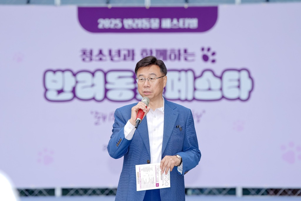신상진 성남시장이 18일 성남시청 광장에서 열린 _2025 반려동물 페스티벌_ 행사장에서 인사말을 전하고 있다.jpg