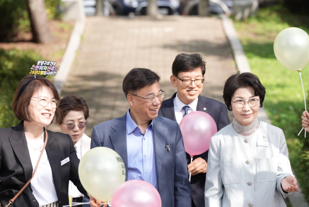 신상진 성남시장(가운데)이 제18회 성남시민건강박람회 행사장으로 이동하고 있다.jpg