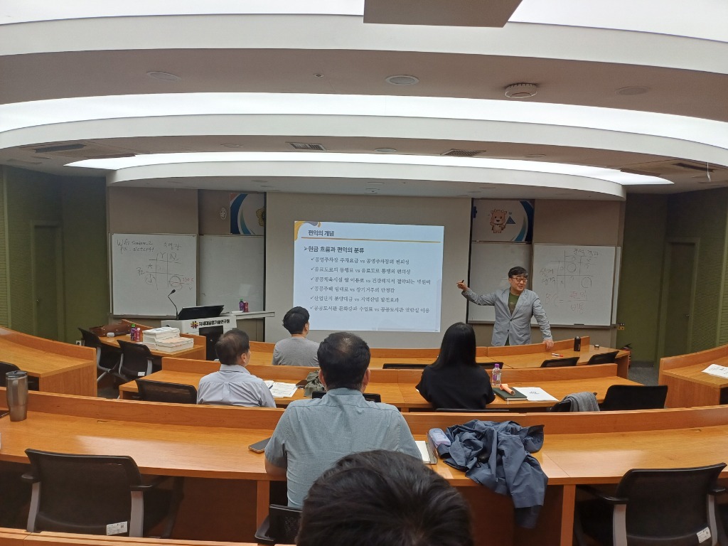 251020 경기도의회, 공공투자사업관리제도·지방재정 효율화 및 예산분석·심사 역량강화 교육 진행 (1).jpg