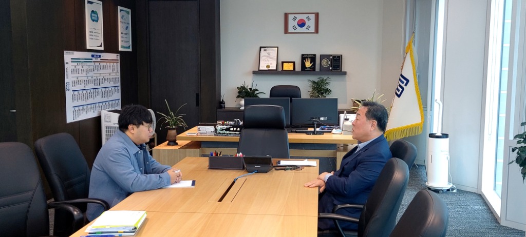 251021 유호준 의원, 신용보증재단 이사장 만나 본사 다산동 이전 논의 (1).jpg