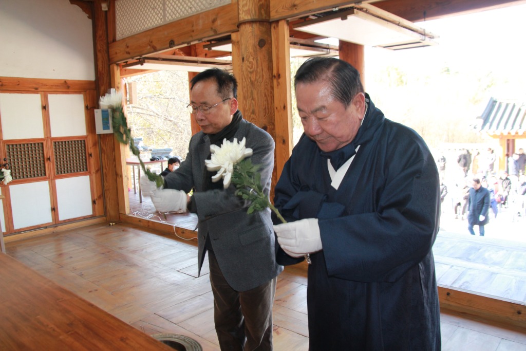 김대진 원장 참배.jpg
