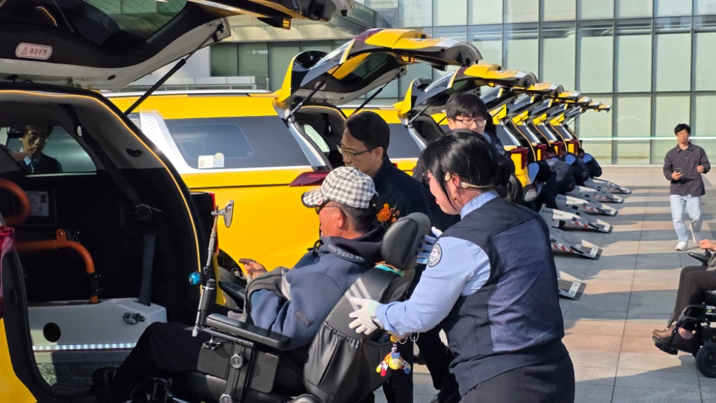 대중교통과-29일 성남시청 앞 광장에서 열린 장애인 복지택시 증차 발대식에서 시승 행사가 진행되고 있다..jpg