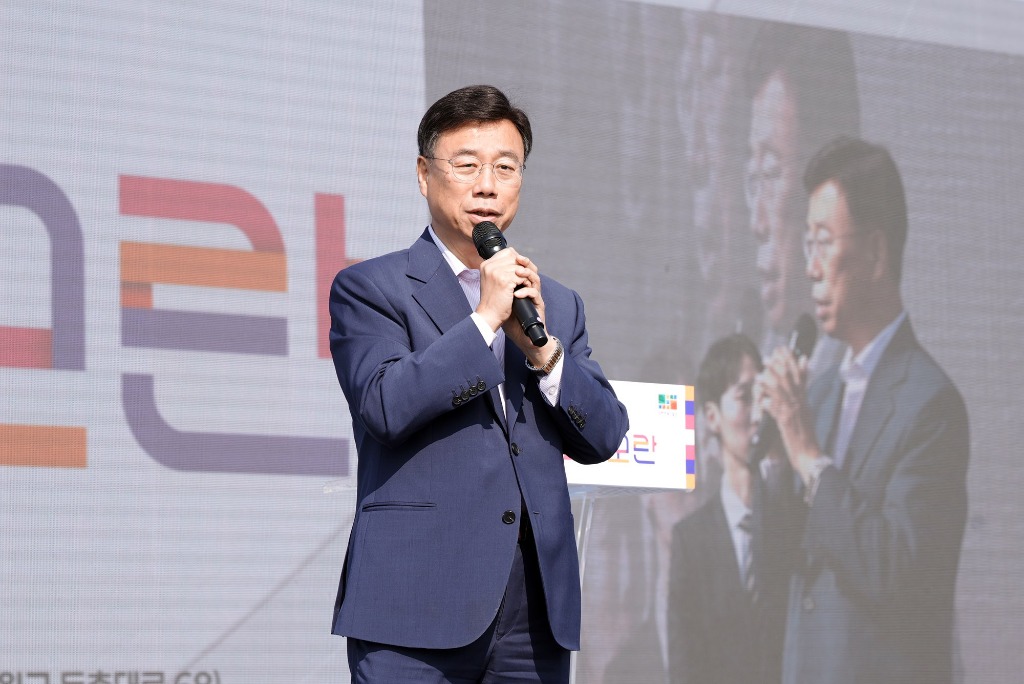 신상진 성남시장이 ‘2025. 모두모여모란 축제’에 참석해 인사말을 전하고 있다.jpg