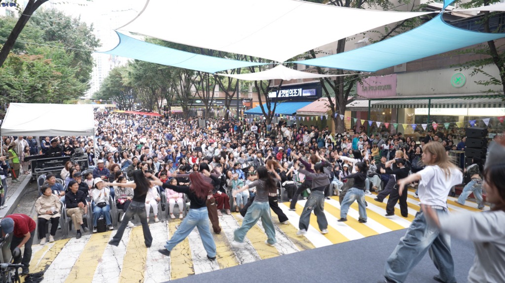 202501030 정자유스센터, 정자1동 차 없는 카페거리 축제 성료 (2).jpg