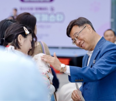 신상진 성남시장이 _2025 반려동물 페스티벌_ 행사장에서 시민이 데려온 반려견을 쓰다듬고 있다.jpg width: 100%; height : 150px