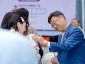 신상진 성남시장이 _2025 반려동물 페스티벌_ 행사장에서 시민이 데려온 반려견을 쓰다듬고 있다.jpg