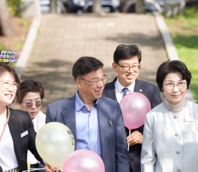 신상진 성남시장(가운데)이 제18회 성남시민건강박람회 행사장으로 이동하고 있다.jpg width: 100%; height : 150px