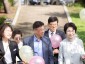 신상진 성남시장(가운데)이 제18회 성남시민건강박람회 행사장으로 이동하고 있다.jpg