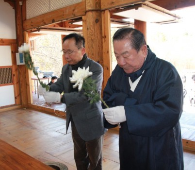 김대진 원장 참배.jpg