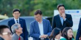 신상진 성남시장이 ‘가을밤의 낭만 버스킹’ 현장 찾아 시민과 인사를 나누고 있다.jpg