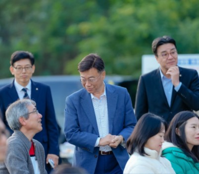 신상진 성남시장이 ‘가을밤의 낭만 버스킹’ 현장 찾아 시민과 인사를 나누고 있다.jpg width: 100%; height : 150px