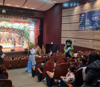 재난안전관-성남시 어린이 안전뮤지컬이 시청 온누리에서 열리고 있다..jpg width: 100%; height : 150px