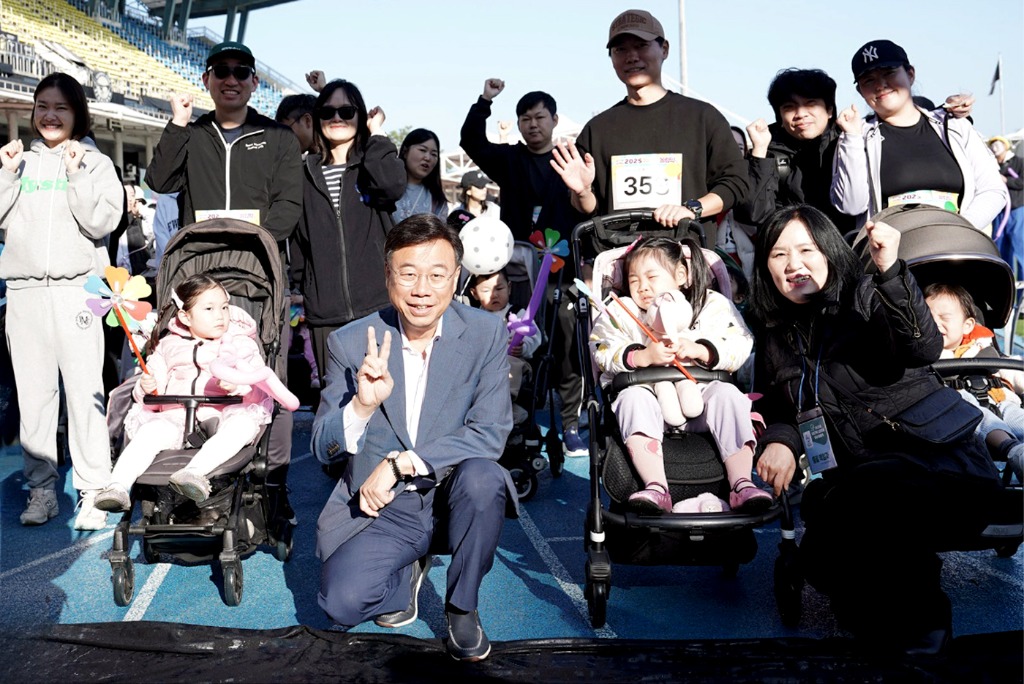 신상진 성남시장이 ‘우리가족 꼬마영웅 유아차 올림픽’ 현장 찾아 참여 가정과 기념촬영을 하고 있다 (2).jpg