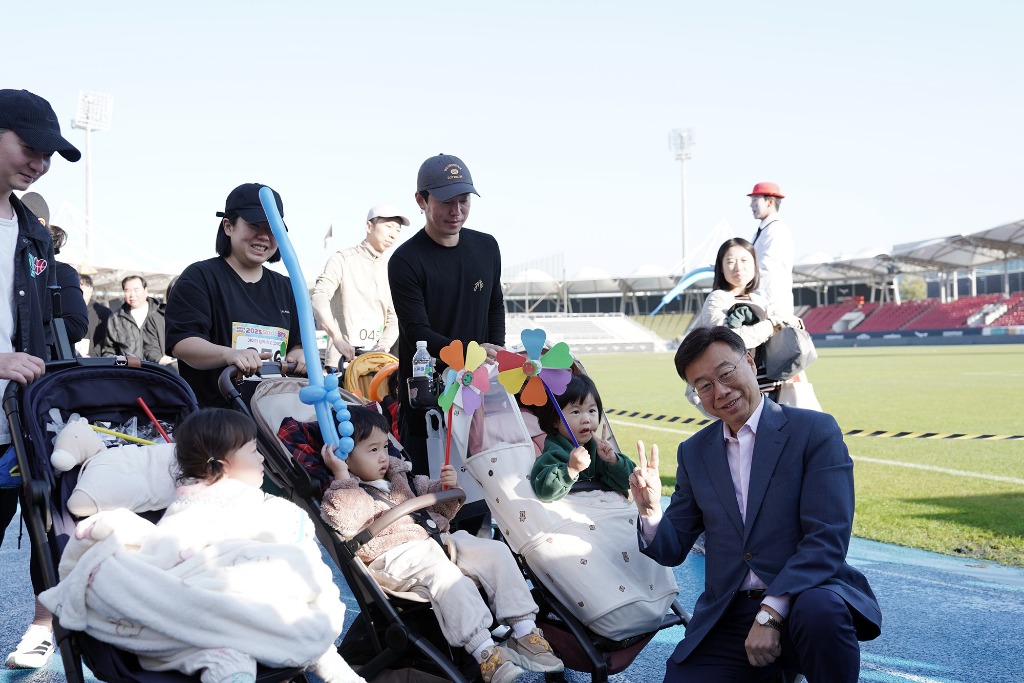 신상진 성남시장이 ‘우리가족 꼬마영웅 유아차 올림픽’ 현장 찾아 참여 가정과 기념촬영을 하고 있다.jpg