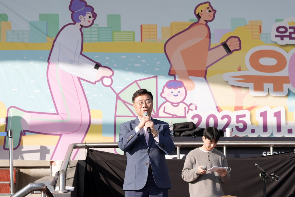 신상진 성남시장이 ‘우리가족 꼬마영웅 유아차 올림픽’에 참석해 인사말을 전하고 있다.jpg