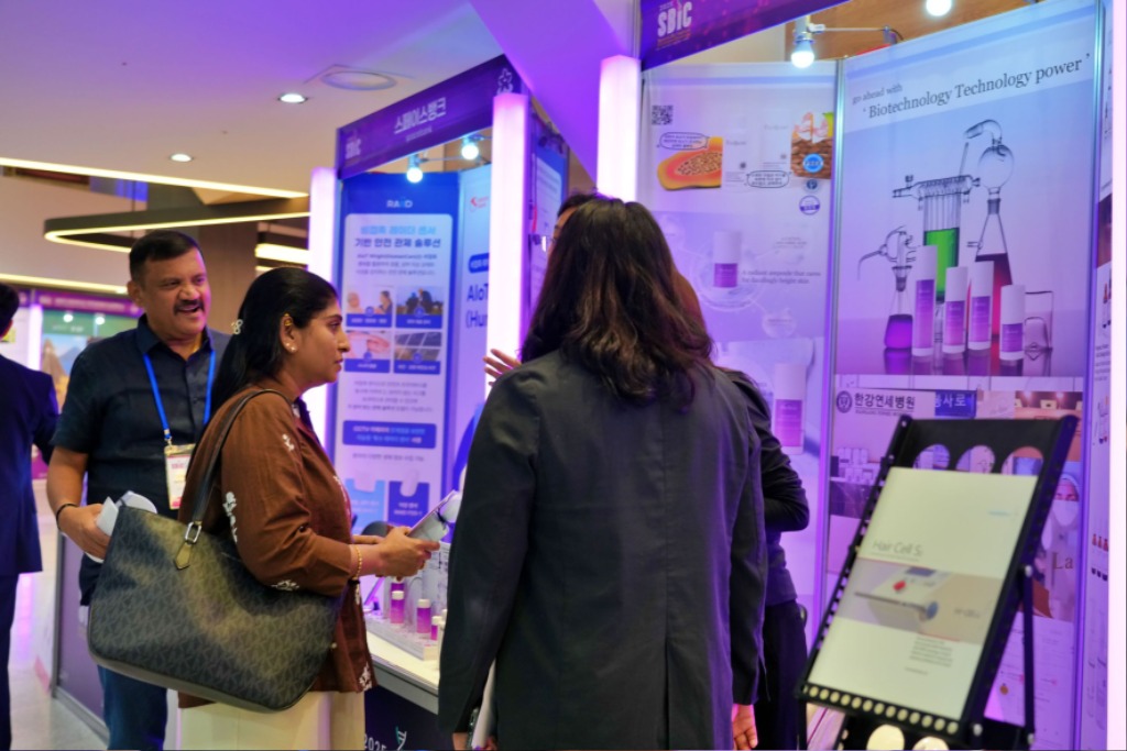 미래산업과-해외바이어들이 성남글로벌융합센터에서 열린 ‘2025 성남 국제 바이오헬스케어 컨벤션(SBIC 2025)에 설치된 성남기업 부스들을 돌아보고 있다..jpg