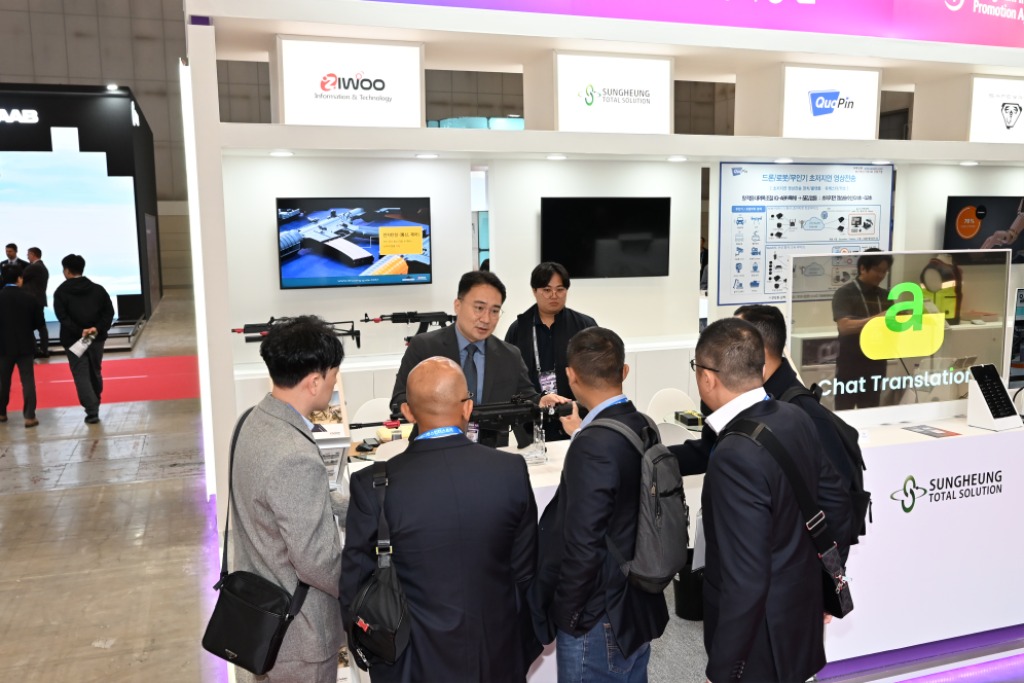 국제협력과-해외바이어들이 2025 ADEX에 참가한 성남기업 부스를 둘러보고 있다..jpg