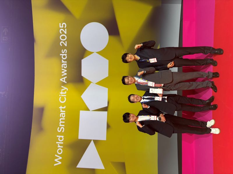 AI반도체과-성남시 차광승 4차산업국장과 AI반도체과 직원들이 5일 (현지시간) 스페인 바르셀로나에서 열린 ‘2025 스마트시티 엑스포 월드 콩그레스(SCEWC 2025)’에서 ‘월드 스마트시티 어워즈(World Smart City Awards)’ 모빌리티 부문 대상 수상 후 기념사진을 찍고 있다..jpg