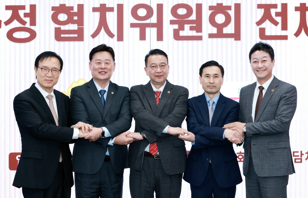 251105 도의회·도교육청 여야정협치위원회 개최...김진경 의장 “체감되는 정책으로 협치 실현할 것” (2).jpg