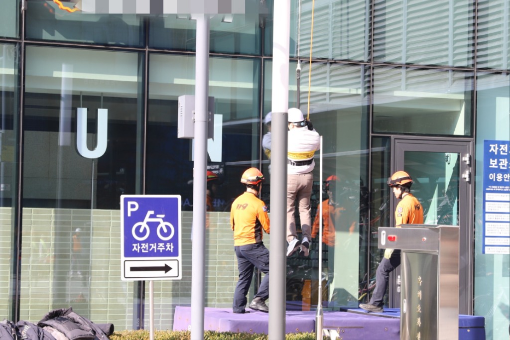 완강기를 이용한 대피 훈련을 실시하고 있는 모습.JPG