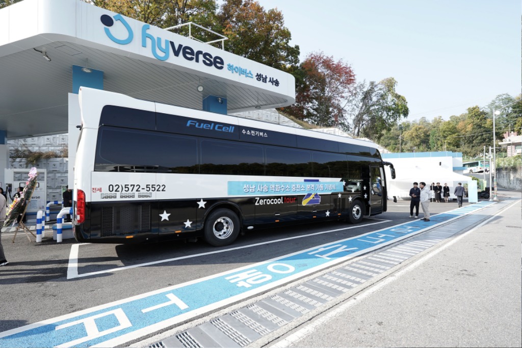 기후에너지과-성남시 수정구 사송동 공영차고지에 있는 수소 충전소 이용 중인 수소버스.jpg