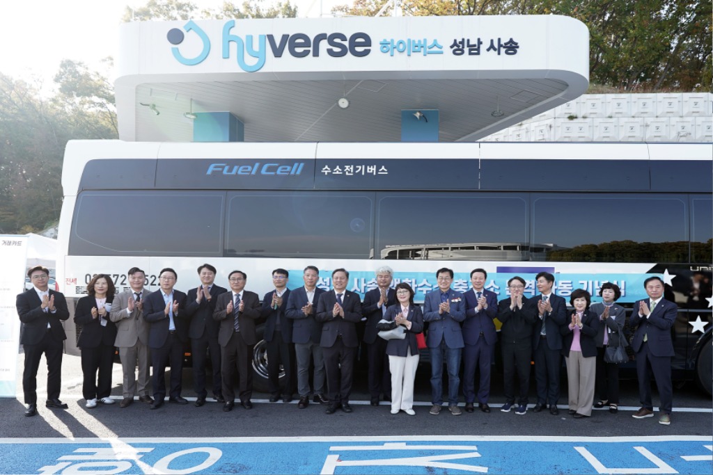 기후에너지과성남시는 수정구 사송동 공영차고지 내에 액화 수소 자동차 충전소를 설치해 7일 개소식을 했다..jpg