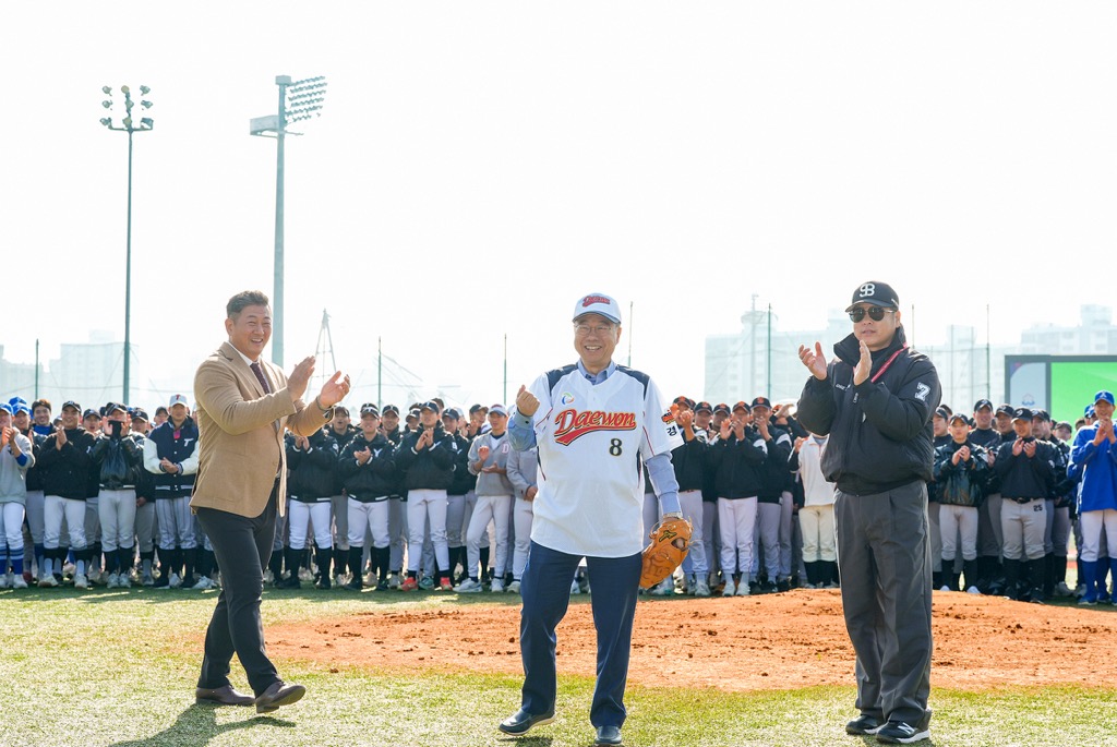 신상진 성남시장이 ‘제21회 성남시장기 경기도 초중고 야구대회’ 개회식에서 시구를 하고 환하게 웃고 있다.jpg
