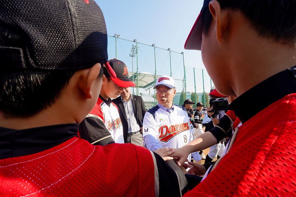 신상진 성남시장이 ‘제21회 성남시장기 경기도 초중고 야구대회’ 개회식에서 참가선수들을 격려하고 있다.jpg