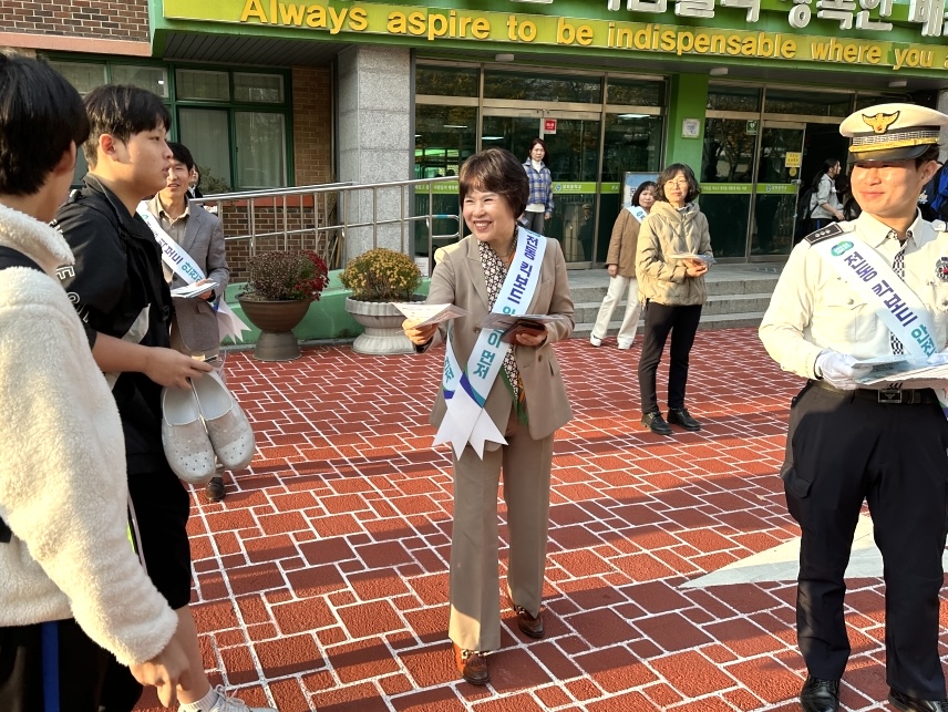 251107 서성란 의원, ‘전동킥보드 안전문화 캠페인’ 함께하며 교통안전 실천 앞장 (2).jpg