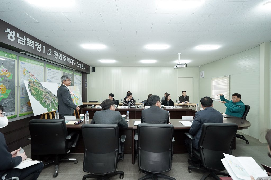 도시개발과-신상진 성남시장이 10일 복정1지구 조성사업 현장을 방문해 A1~A3블록 입주 대비 상황과 복정1지구 조성공사 전반을 점검하고 있다(2).jpg