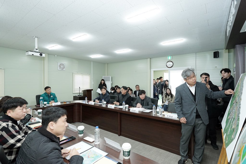 도시개발과-신상진 성남시장이 10일 복정1지구 조성사업 현장을 방문해 복정1지구 조성공사 전반에 대한 현황을 브리핑받고 있다..jpg