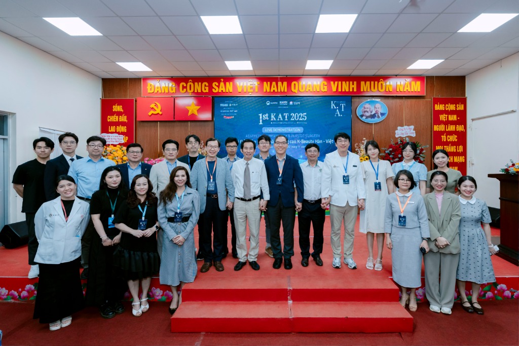 [붙임]보도사진2_베트남 르반틴 병원 내 라이브데모 단체사진.JPG