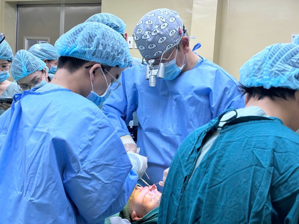 [붙임]보도사진5_베트남 르반틴 병원 내 라이브 수술 현장사진.jpg