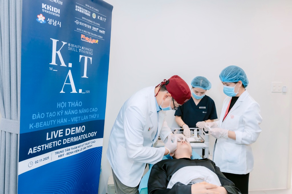 [붙임]보도사진6_베트남 르반틴 병원 내 국산 필러 라이브 시술 현장 사진.jpg