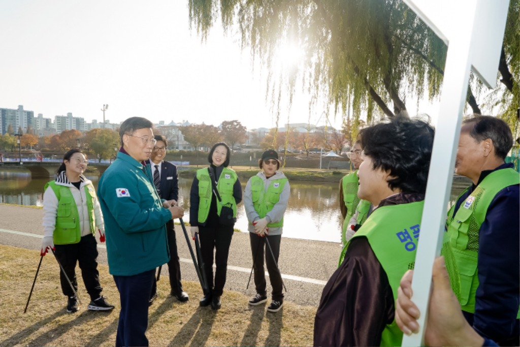 신상진 성남시장이 ‘명품 탄천지킴이 발대식’에 참석해 명품탄천지킴이 참여자들과 대화를 나누고 있다.jpg