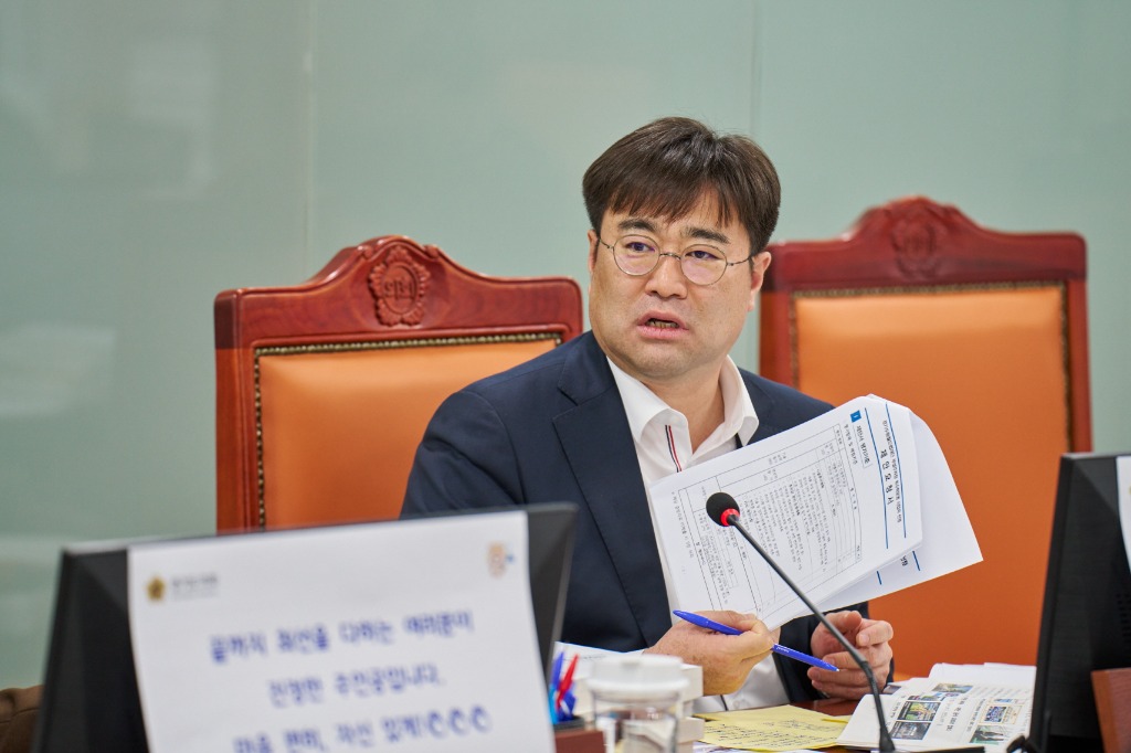 251114 이진형 의원. 수원월드컵경기장 스포츠센터 10년간 동일 업체가 위탁 운영...계약 체계 점검.jpg