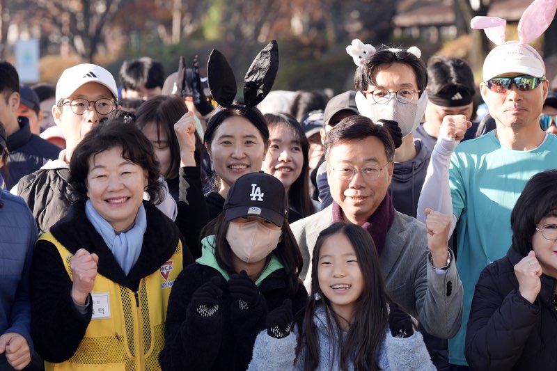 신상진 성남시장이 15일 _물빛정원 탄천 마라톤대회_ 참가자들과 기념촬영을 하고 있다.jpg