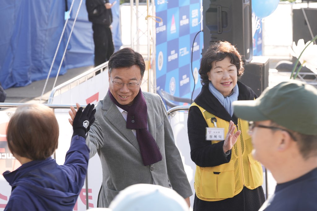 신상진 성남시장이 15일 _물빛정원 탄천 마라톤대회_ 참가자들을 격려하고 있다.jpg