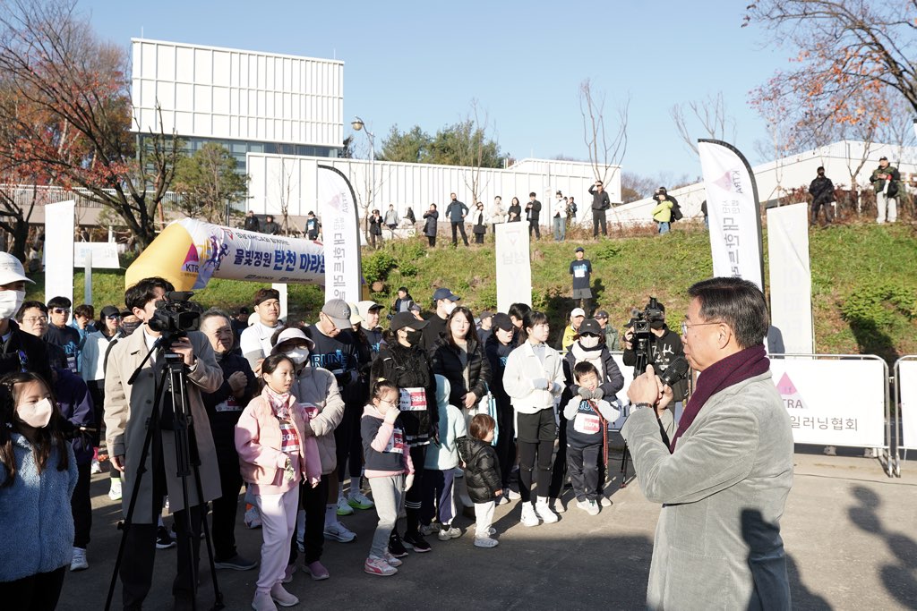 신상진 성남시장이 15일 오리공원 탄천변에서 열린 _물빛정원 탄천 마라톤대회_ 개회식에서 축사하고 있다.jpg