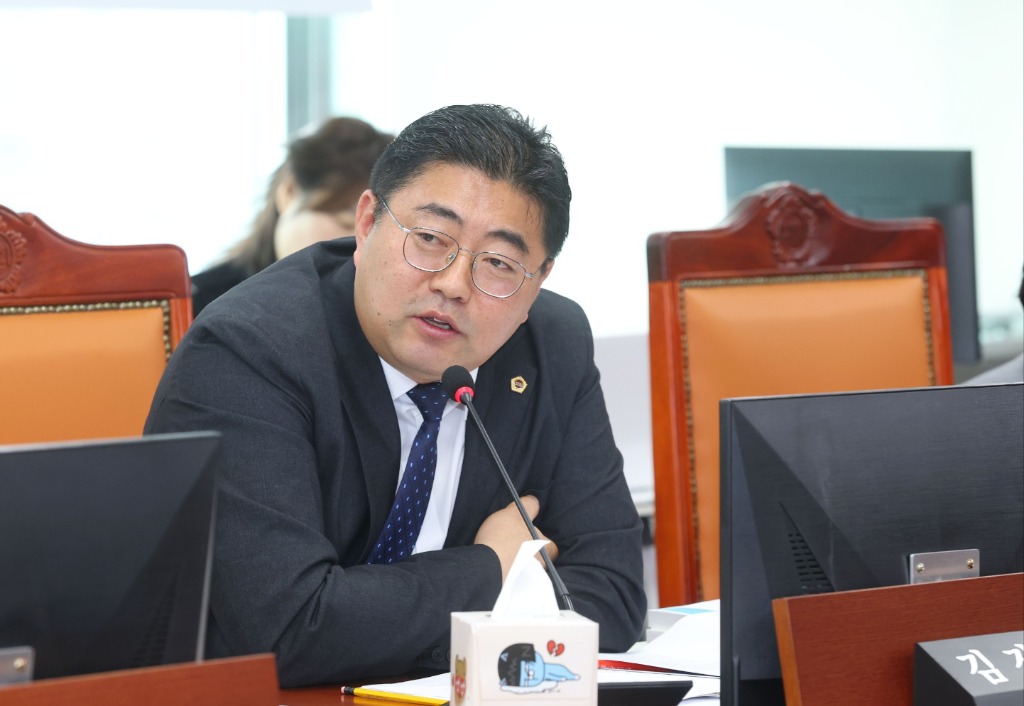251114 김진명 의원. “이민사회국 전년도 감사 지적사항 이행 부족...개선 의지 보이지 않아”.jpg
