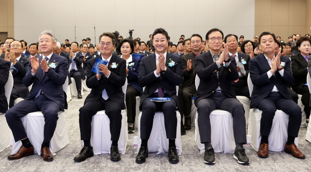 251114 김진경 의장, NH농협은행 경기본부 신사옥 준공식 참석...경기도 금융과 농업 발전의 구심점 역할 당부 (1).jpg