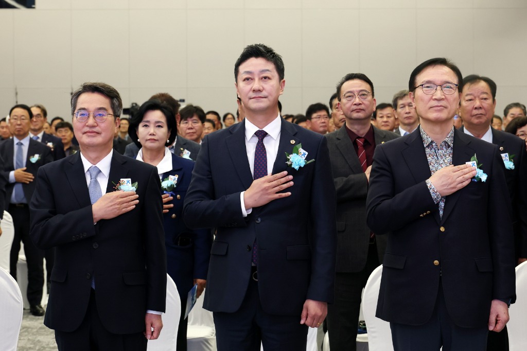 251114 김진경 의장, NH농협은행 경기본부 신사옥 준공식 참석...경기도 금융과 농업 발전의 구심점 역할 당부 (2).jpg