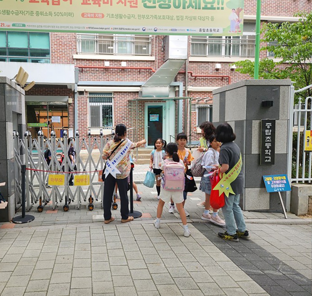 위생정책과-성남시 어린이 기호식품 전담관리원이 지난 9월 중탑초등학교에서 _건강하고 안전한 식생활 실천 캠페인_을 벌이고 있다.jpg