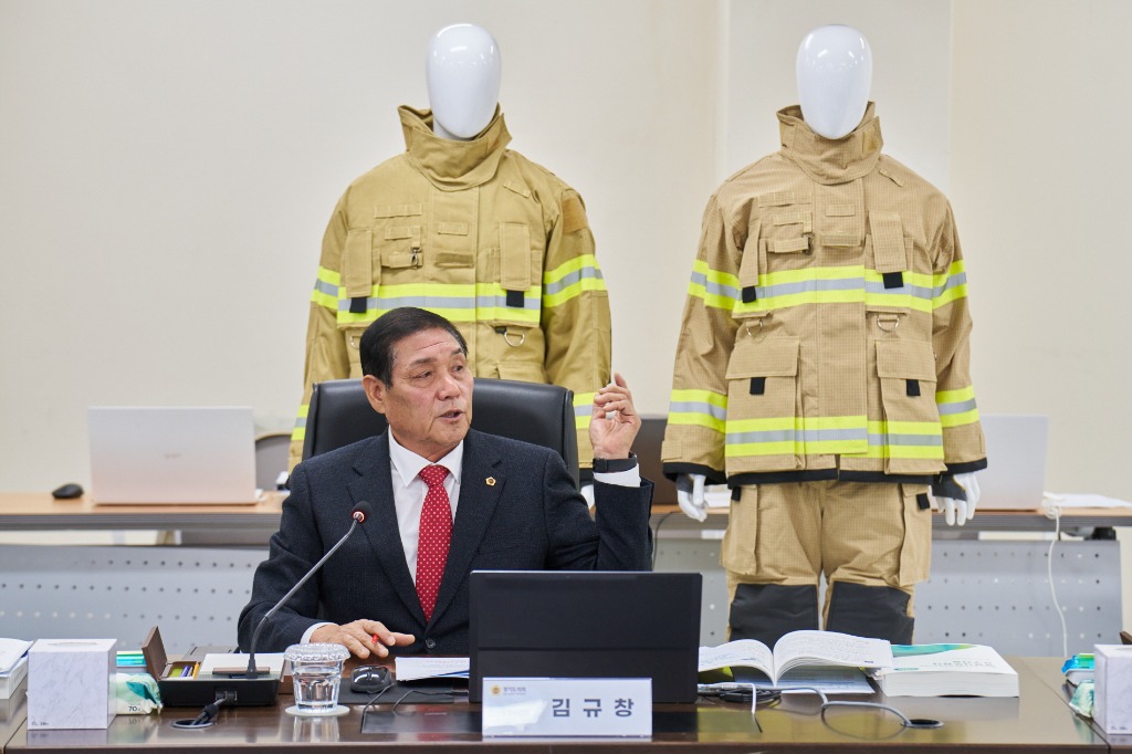 251117 김규창 부의장. 무겁고 활동성 떨어지는 방화복 시급히 교체 필요.jpg