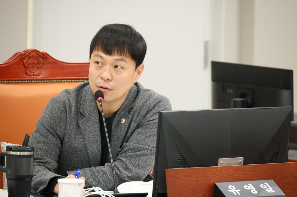 251117 유영일 의원. “유해물질 제로 어린이놀이터·안전한 수경시설”. 학교 인조잔디까지 선제 검사 주문.jpg